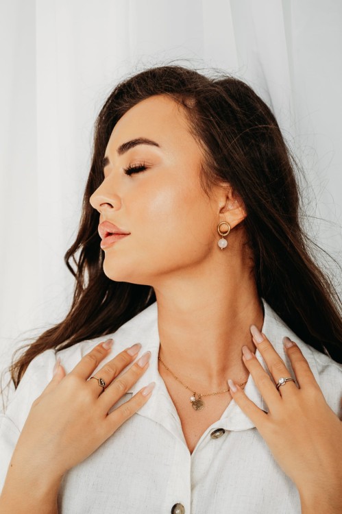 modelka w kolczykach Rose